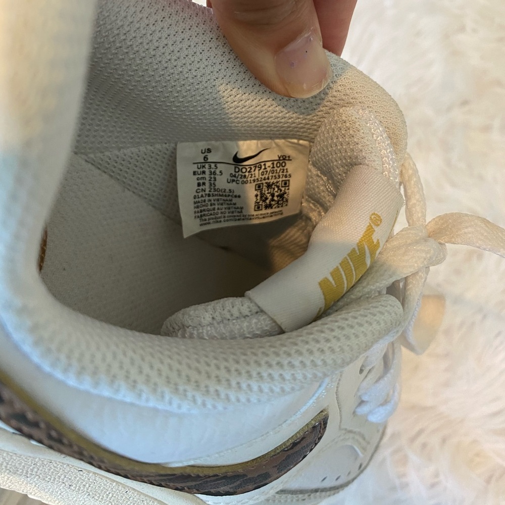 ✨Nike (GUC) Sneaker White Size 6✨ - Picture 7 of 8